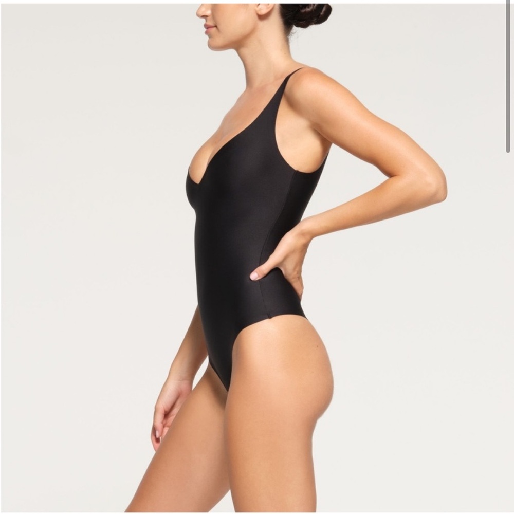 Skims body unlined Plunge bodysuit NWT - Picture 4 of 9